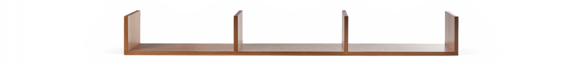 Lang trævæghylde med fire lodrette skillevægge på sort baggrund.