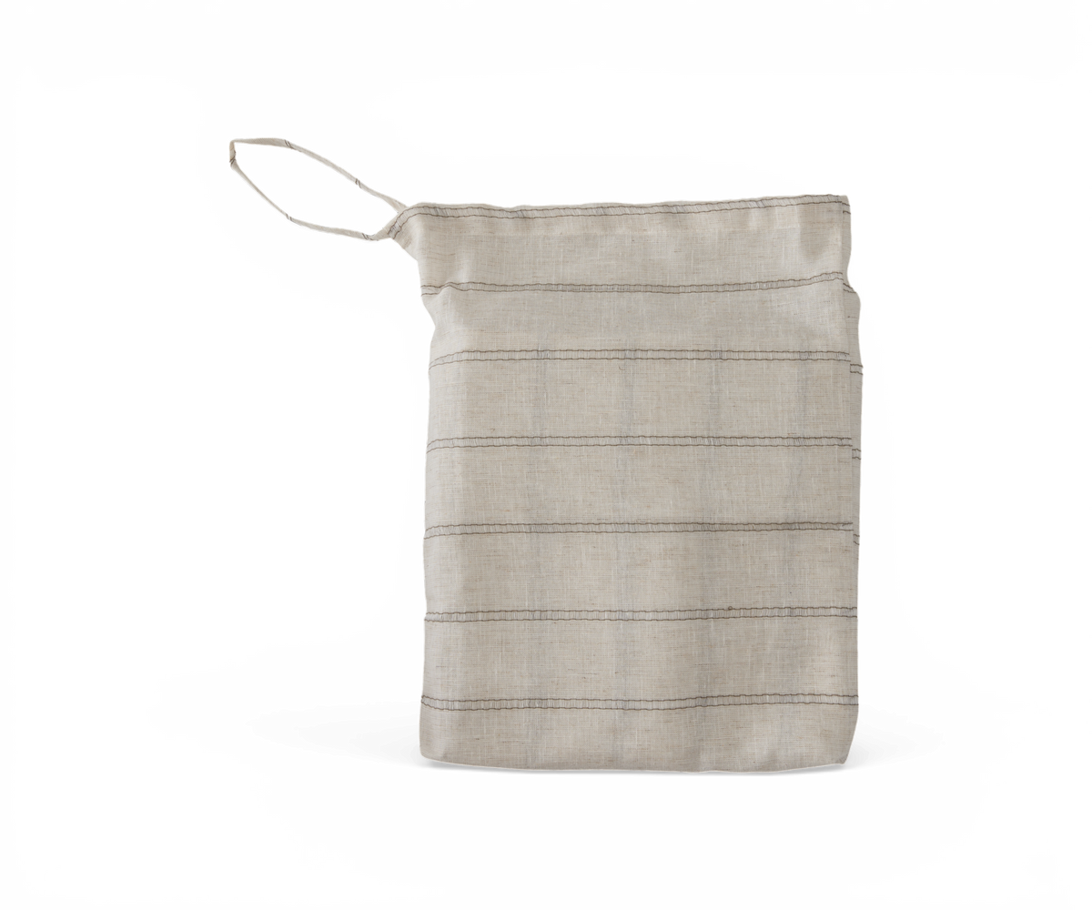 Beige linnedpose med snorelukning og subtile vandrette striber på hvid baggrund.