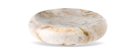 Rund beige marmorskål/fad på sort baggrund.