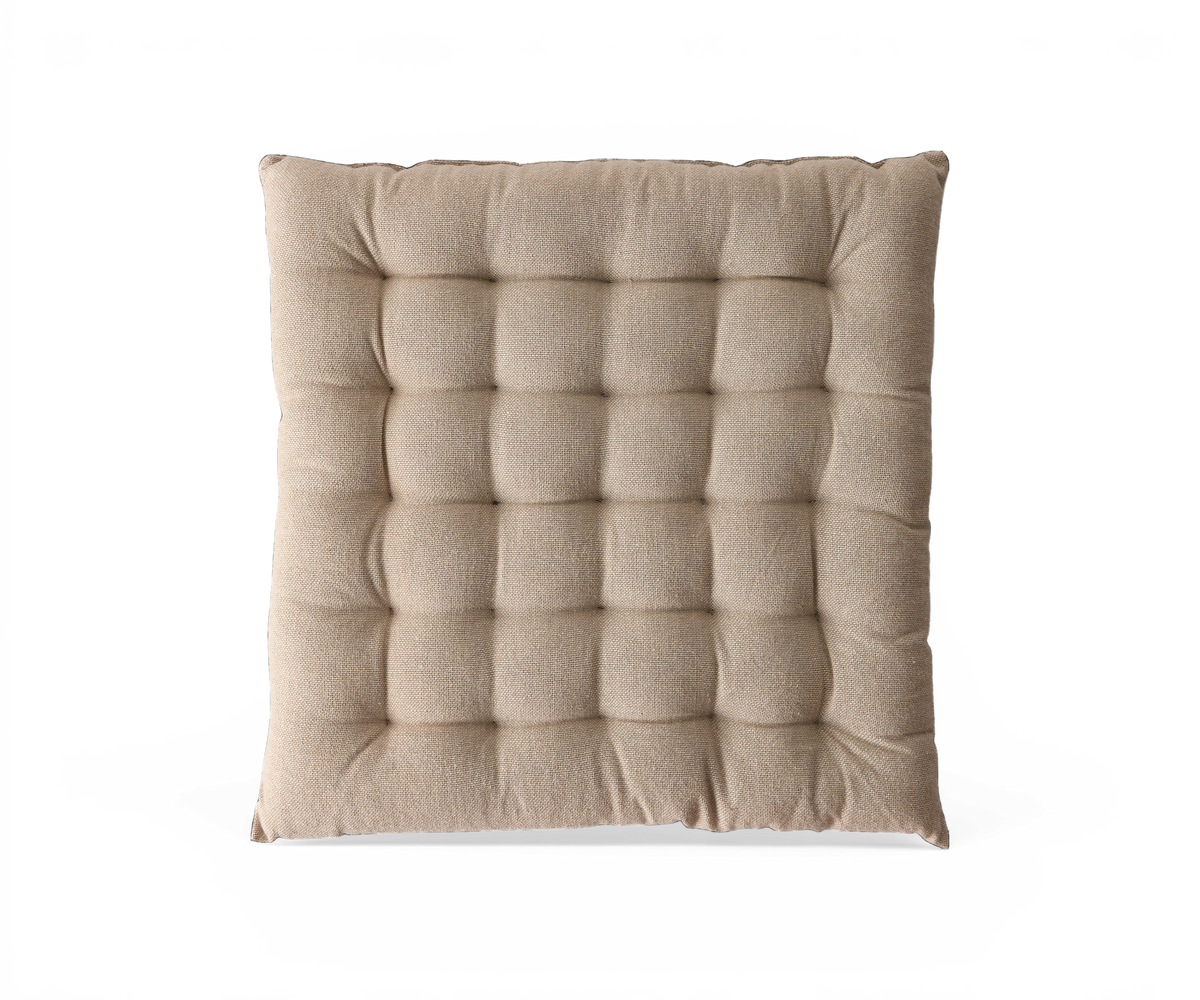 Kvadratisk beige sædepude med tuftet rudemønster, vist lige forfra/ovenfra på neutral baggrund.