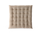 Kvadratisk beige sædepude med tuftet rudemønster, vist lige forfra/ovenfra på neutral baggrund.