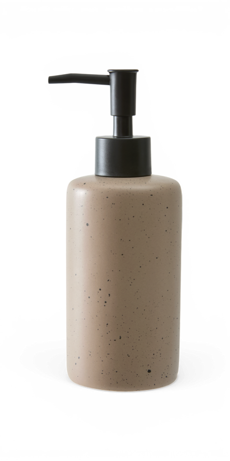 Beige, spættet sæbedispenser i sten-/terrazzo-look med sort pumpe, fritlagt på hvid baggrund.