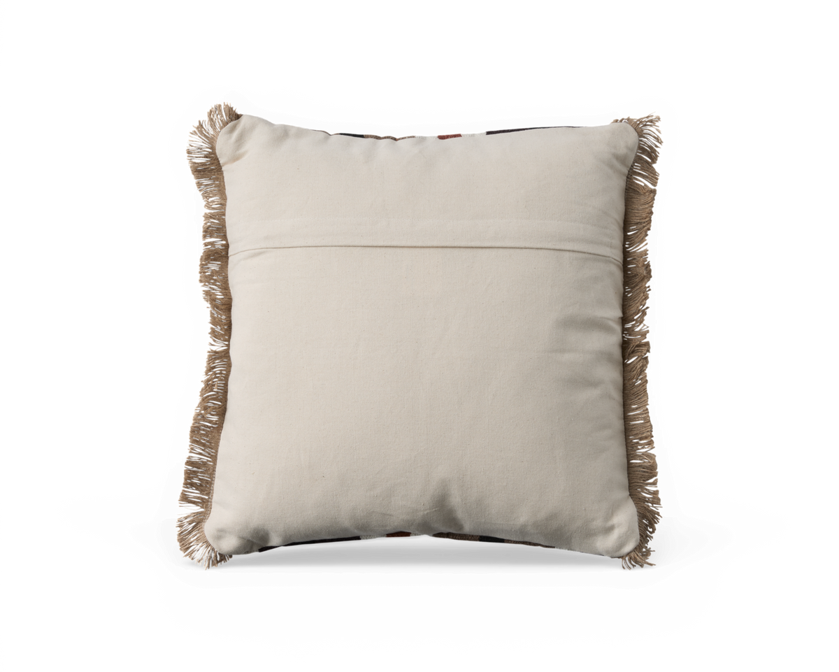 Beige pude med frynset kant, bagside med kuvertlukning, frilagt packshot.
