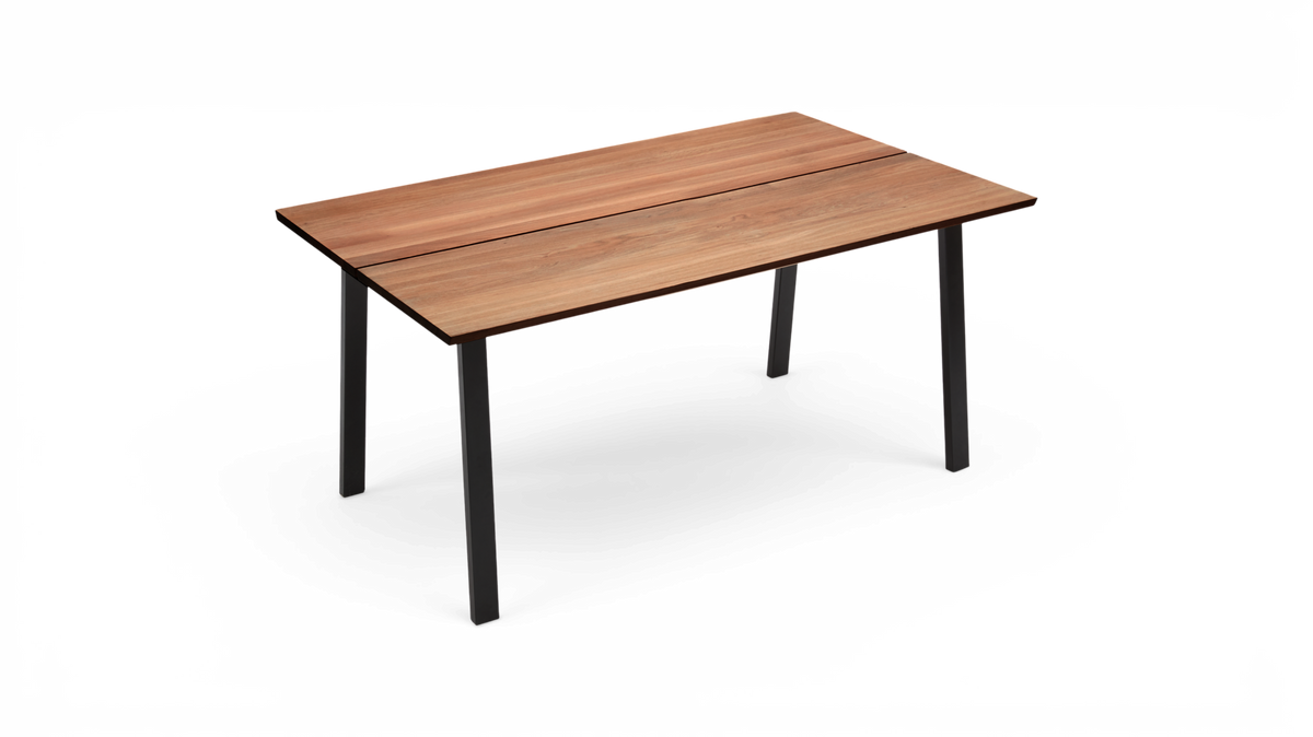 Rektangulært spisebord i træ med to langsgående planker og sorte metalben, fritlagt produktbillede.