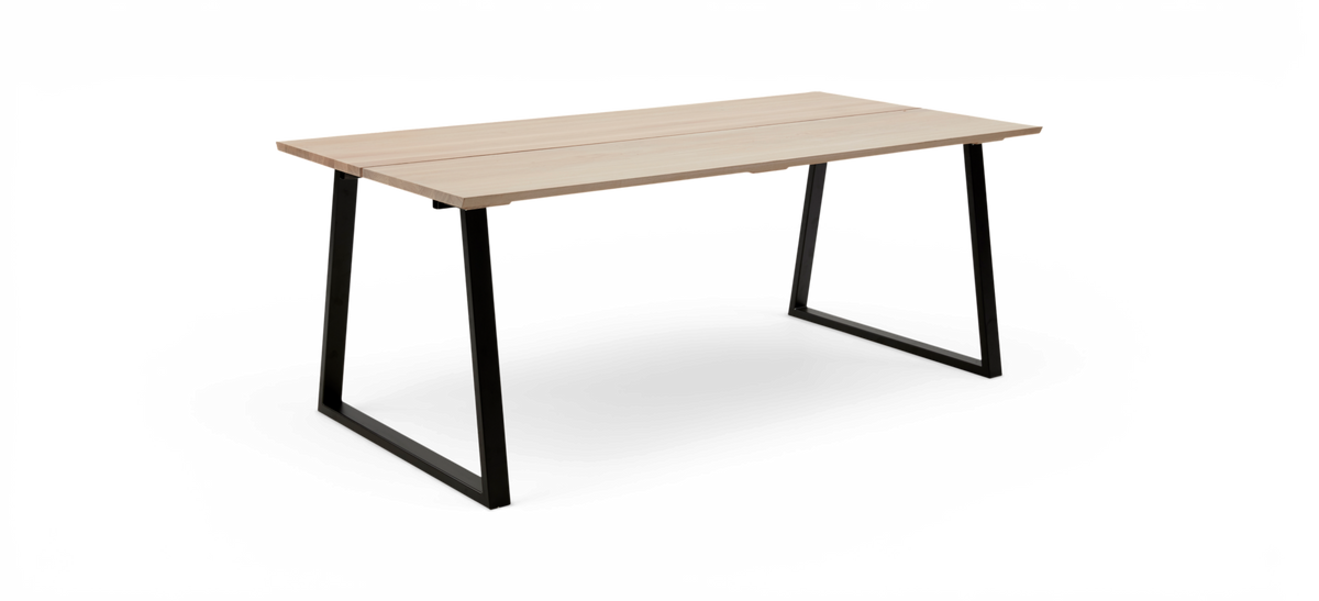 Rektangulært bord med lys træplade og sorte metalben, frilagt på hvid baggrund.