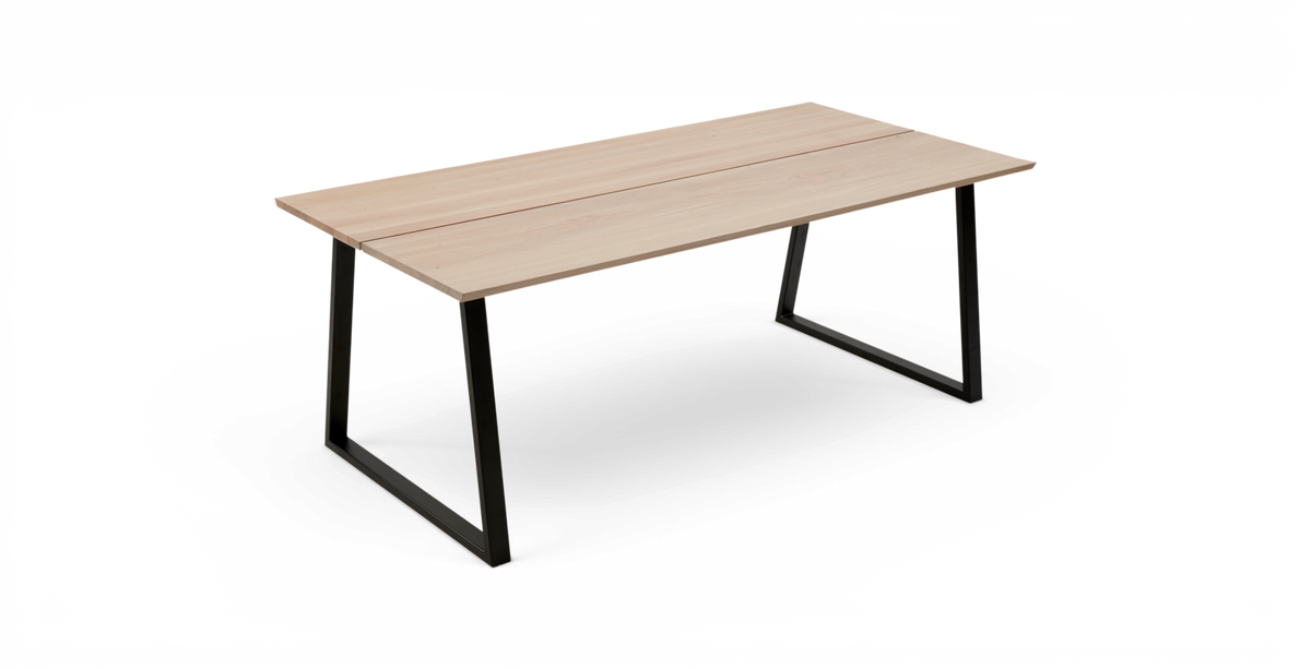 Rektangulært bord med lys træplade og sorte metalben i slædefødder, fotograferet i studie.