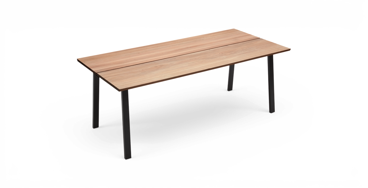 Rektangulært spisebord med lys bordplade i to planker og sorte metalben, fritlagt på hvid baggrund.
