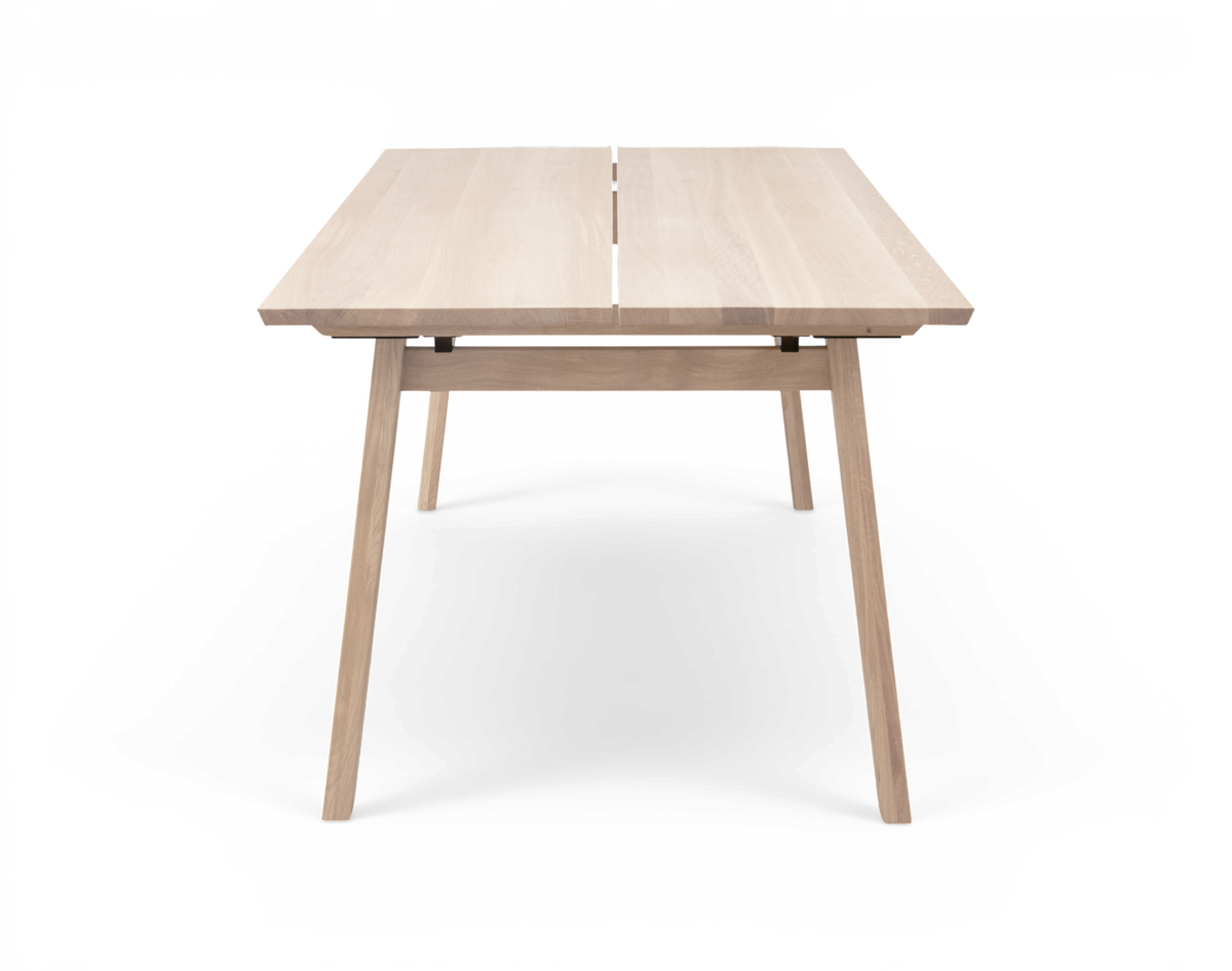 Lys egetræs spisebord i minimalistisk design, frilagt på hvid baggrund.