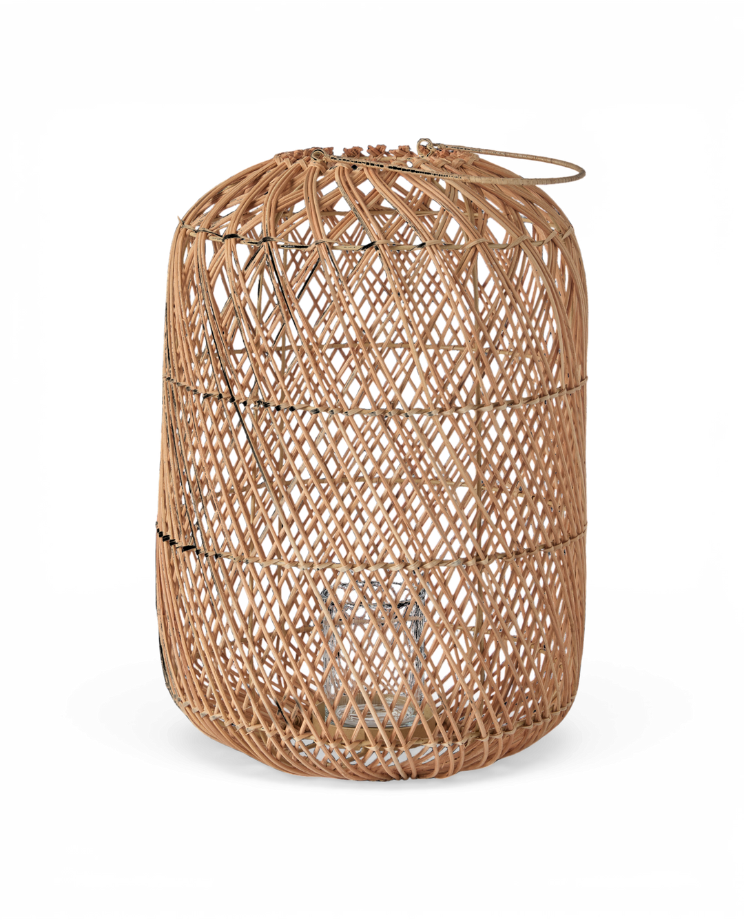 Flettet rattanlanterne med glasindsats og bærehank i naturfarve.