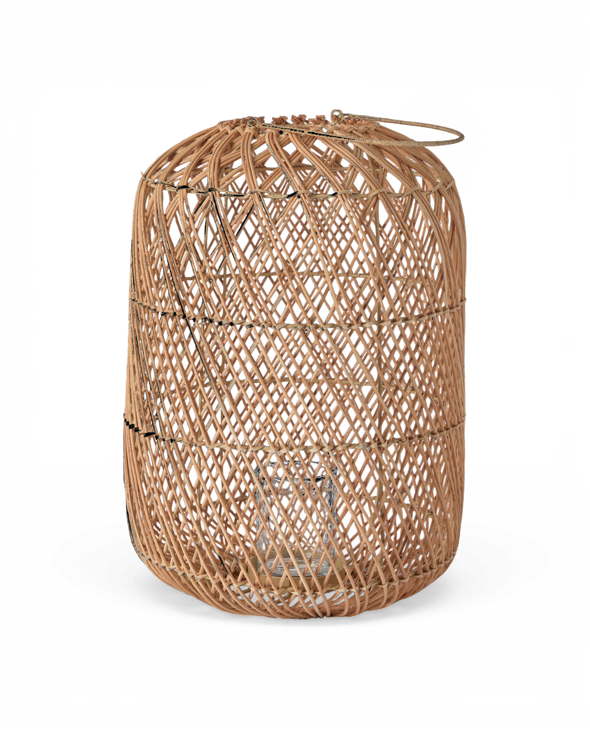 Flettet rattanlanterne med glasindsats og bærehank i naturfarve.