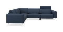 Mørkeblå L‑hjørnesofa med justerbar nakkestøtte i højre side og sorte metalben, frilagt på hvid baggrund.