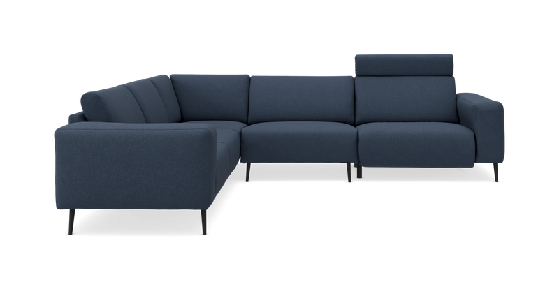 Mørkeblå L‑hjørnesofa med justerbar nakkestøtte i højre side og sorte metalben, frilagt på hvid baggrund._ps