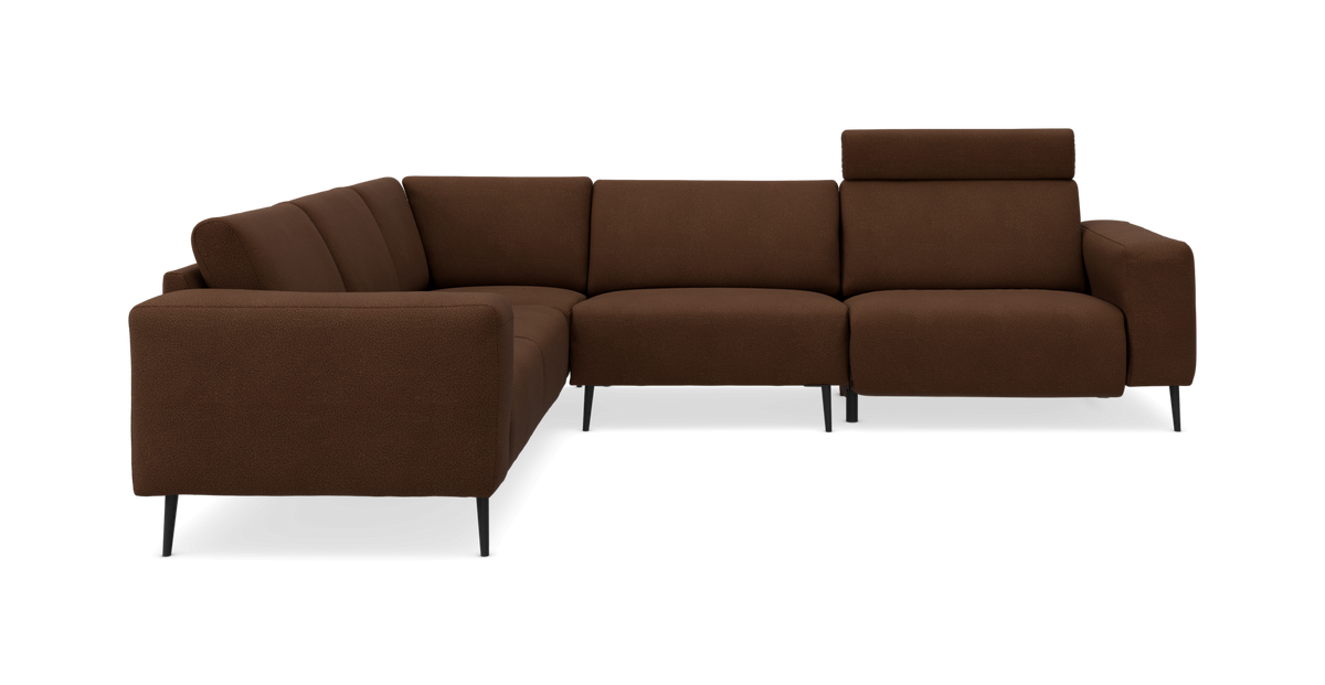 Brun L‑formet modulsofa med justerbar nakkestøtte på ét sæde og sorte ben, frilagt i studie.