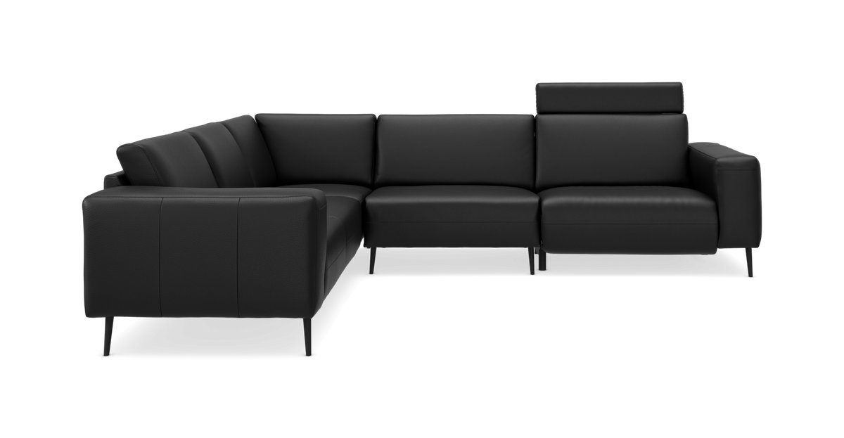 Sort L-formet hjørnesofa i læder med justerbar høj nakkestøtte på højre sæde, frilagt mod hvid baggrund.