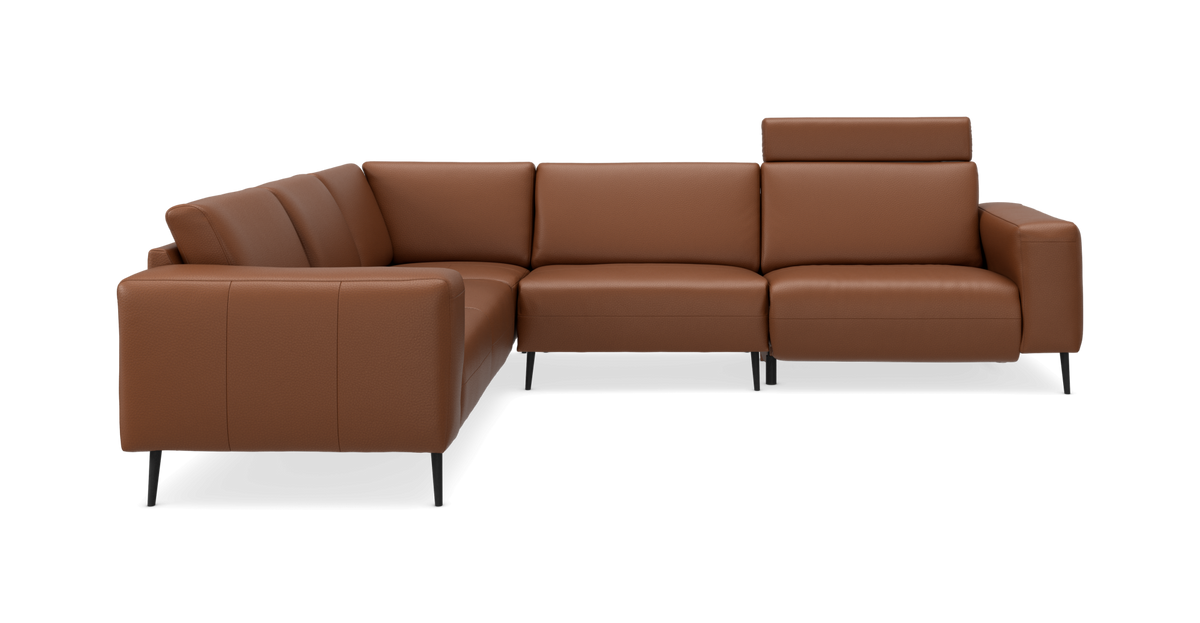 Brun læder hjørnesofa med justerbart nakkestøtte, set forfra mod hvid baggrund.