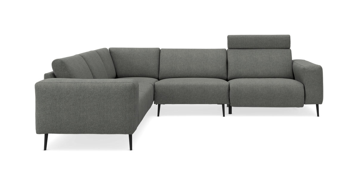 Grå hjørnesofa med nakkestøtte på højre side, set forfra.