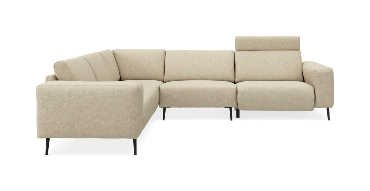 Beige L‑formet modulsofa med justerbar nakkestøtte, frilagt på hvid baggrund.