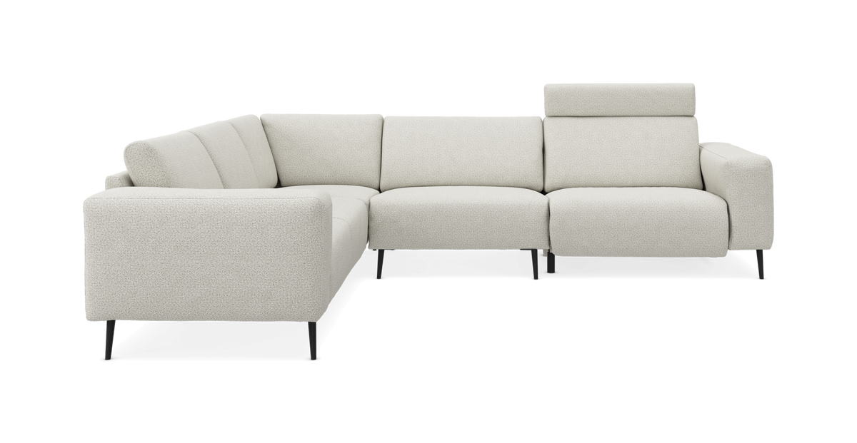 L-sofa i lys beige bouclé med sorte ben og justerbar nakkestøtte, frontvisning frilagt.