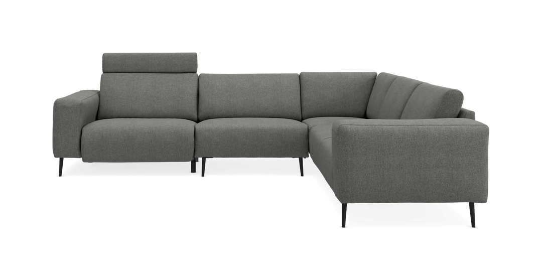 Grå L-formet hjørnesofa med højre chaiselong, slanke sorte ben og justerbar nakkestøtte, set forfra.