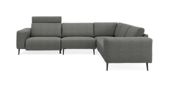 Grå L-formet hjørnesofa med højre chaiselong, slanke sorte ben og justerbar nakkestøtte, set forfra.