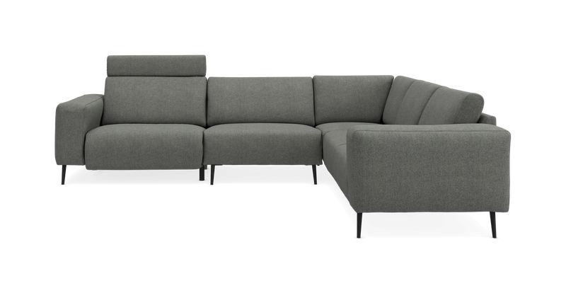 Grå L-formet hjørnesofa med højre chaiselong, slanke sorte ben og justerbar nakkestøtte, set forfra._ps