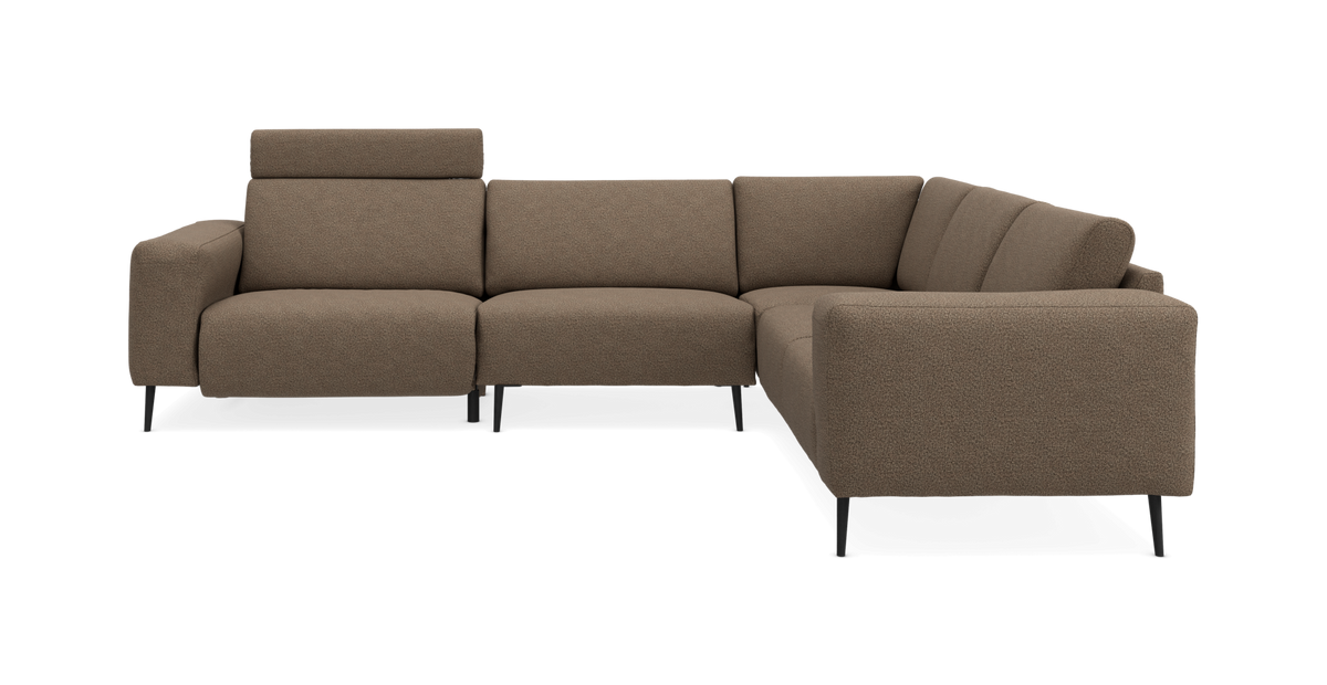 Brun L‑sofa med højre chaiselong, justerbar nakkestøtte og sorte ben, fritlagt på hvid baggrund.