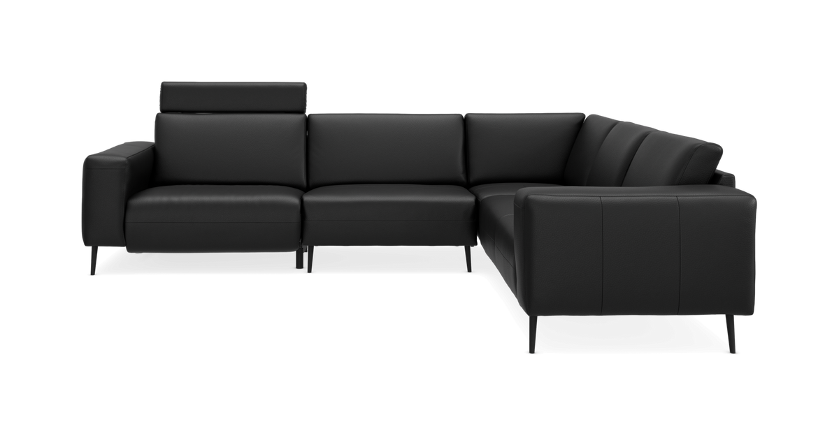 Sort L-formet hjørnesofa med slanke ben og justerbar nakkestøtte, frontvisning i studie.
