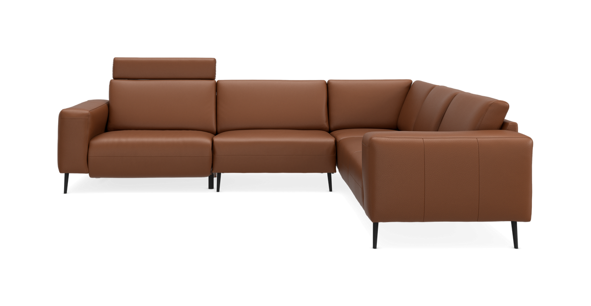Brun læder hjørnesofa med højrevendt chaiselong og justerbart nakkestøtte, frilagt.