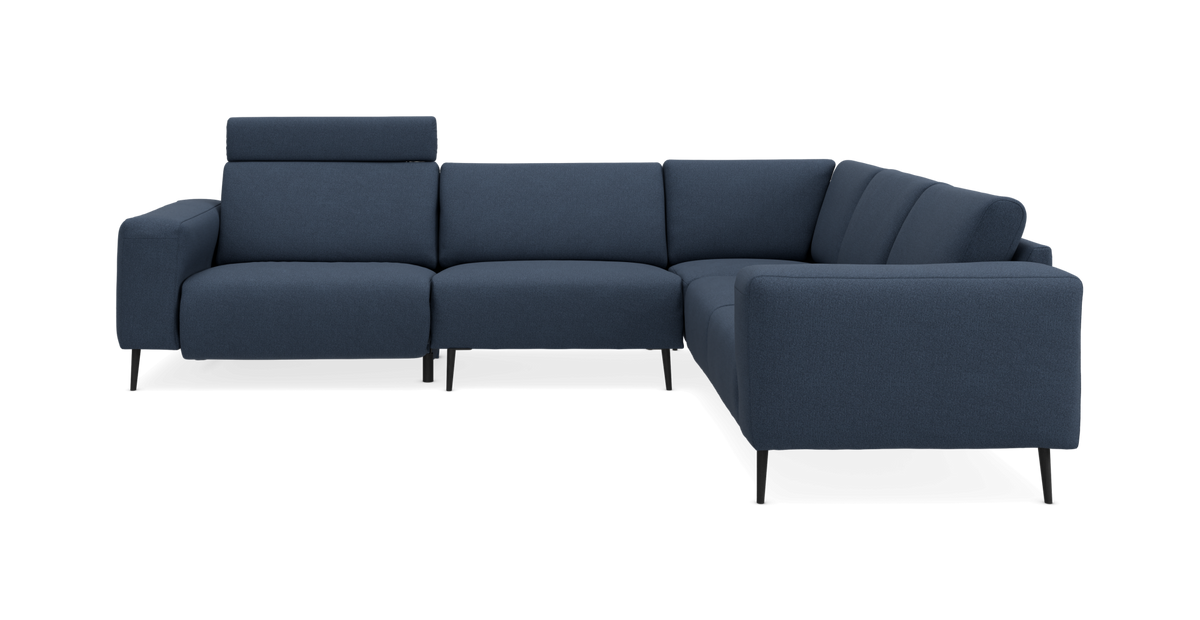 Mørkeblå L‑sofa med justerbar nakkestøtte på venstre sæde og slanke sorte ben, frilagt på hvid baggrund.