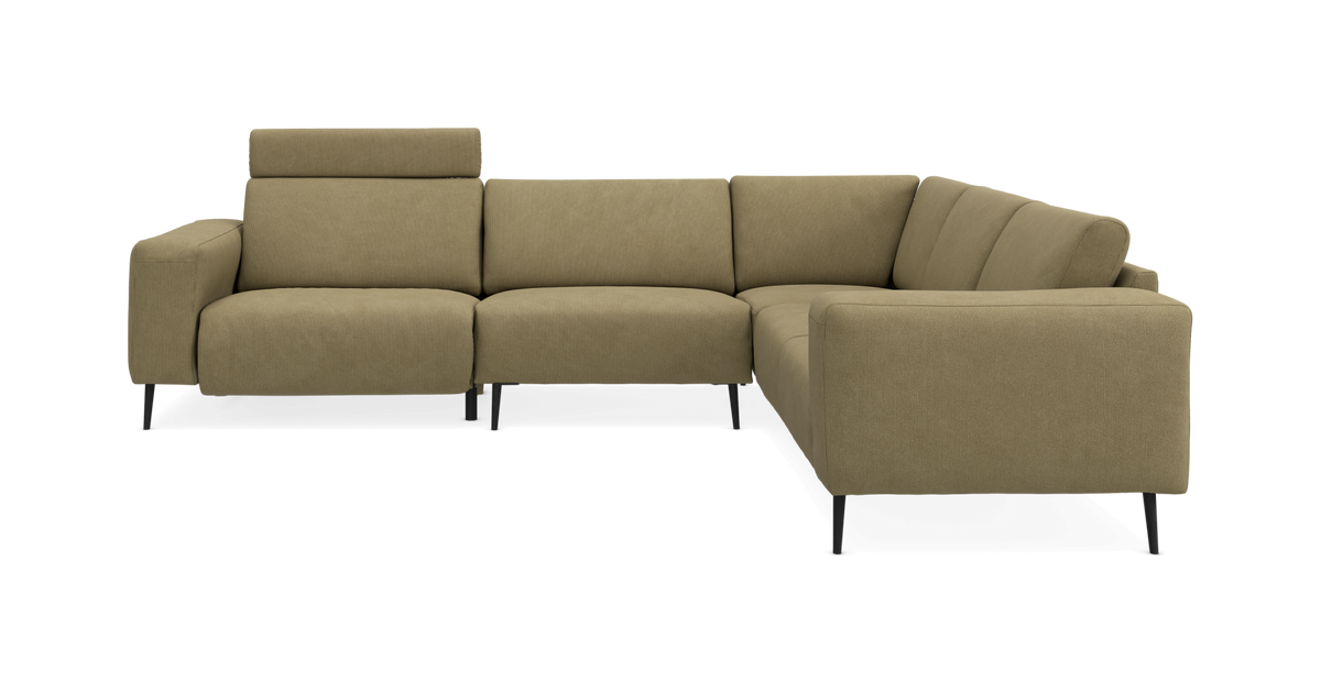 L‑formet modulsofa i olivbeige stof med justerbart nakkestøtte og slanke sorte ben.