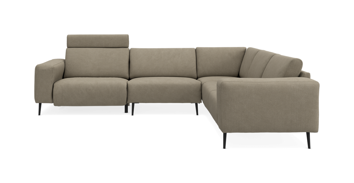 Beige L-formet hjørnesofa med justerbar nakkestøtte og sorte metalben, set forfra.