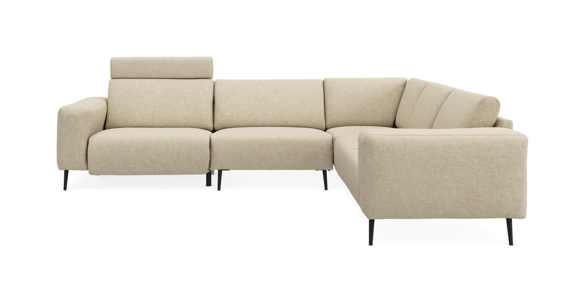 Beige L‑formet hjørnesofa med justerbart nakkestøtte og slanke sorte ben.