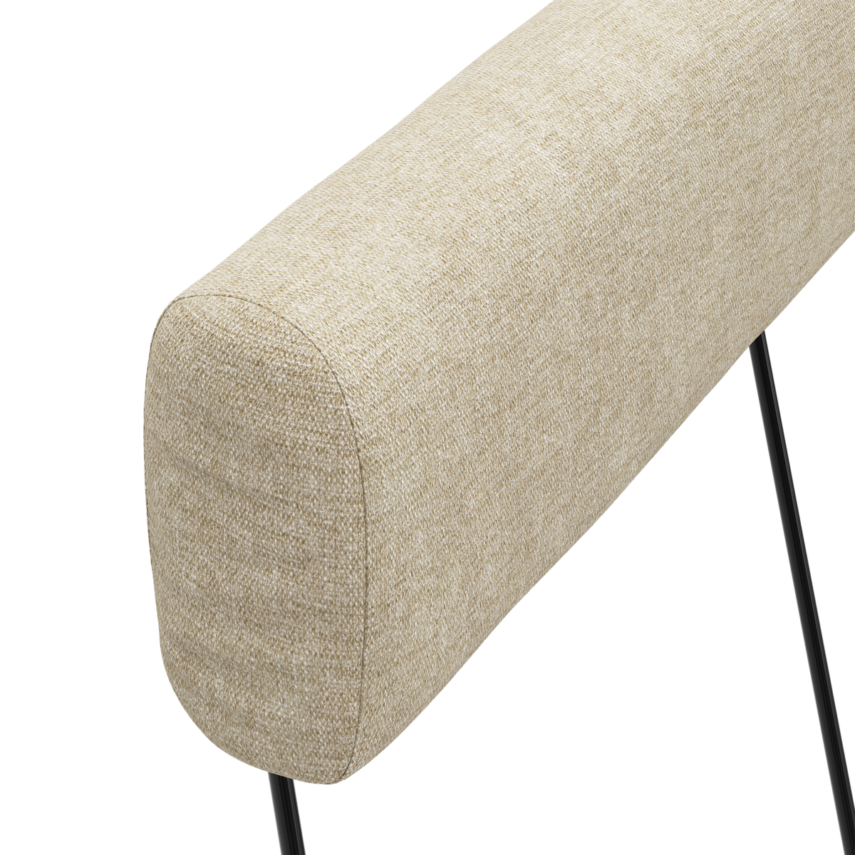 Nærbillede af beige, tekstilbetrukket cylindrisk bænk/armlæn med sorte metalben på hvid baggrund.