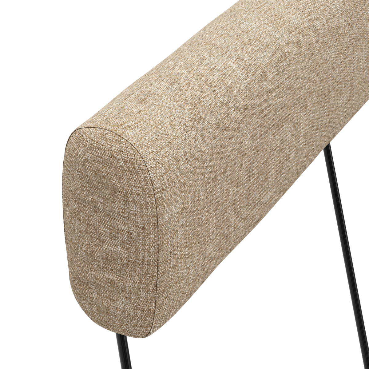Nærbillede af beige stofpolstret cylindrisk ryglæn/pude med sorte metalben mod hvid baggrund.