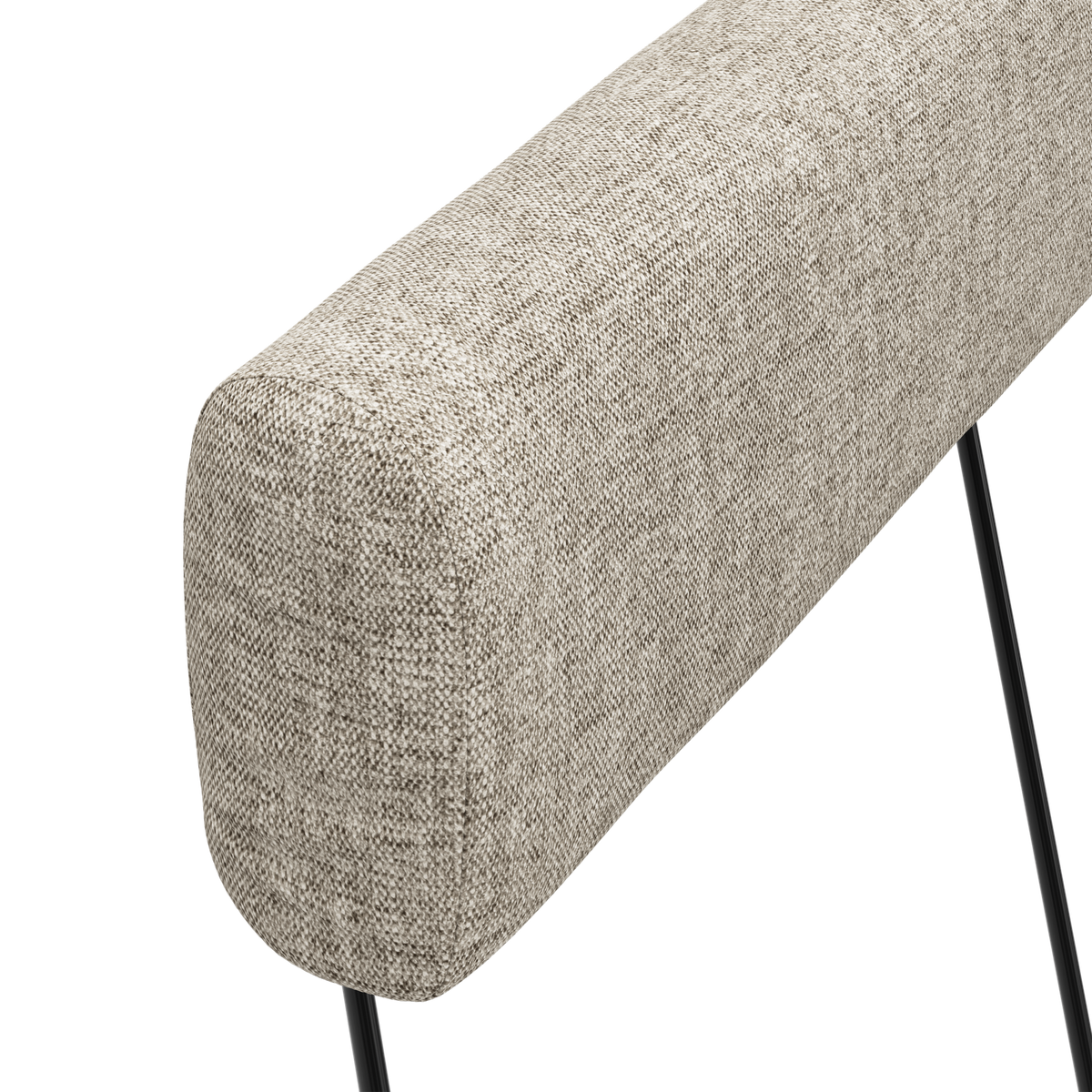 Nærbillede af beige tekstilpolstret, afrundet ryglæn/armstødsdel med sorte metalben på hvid baggrund.