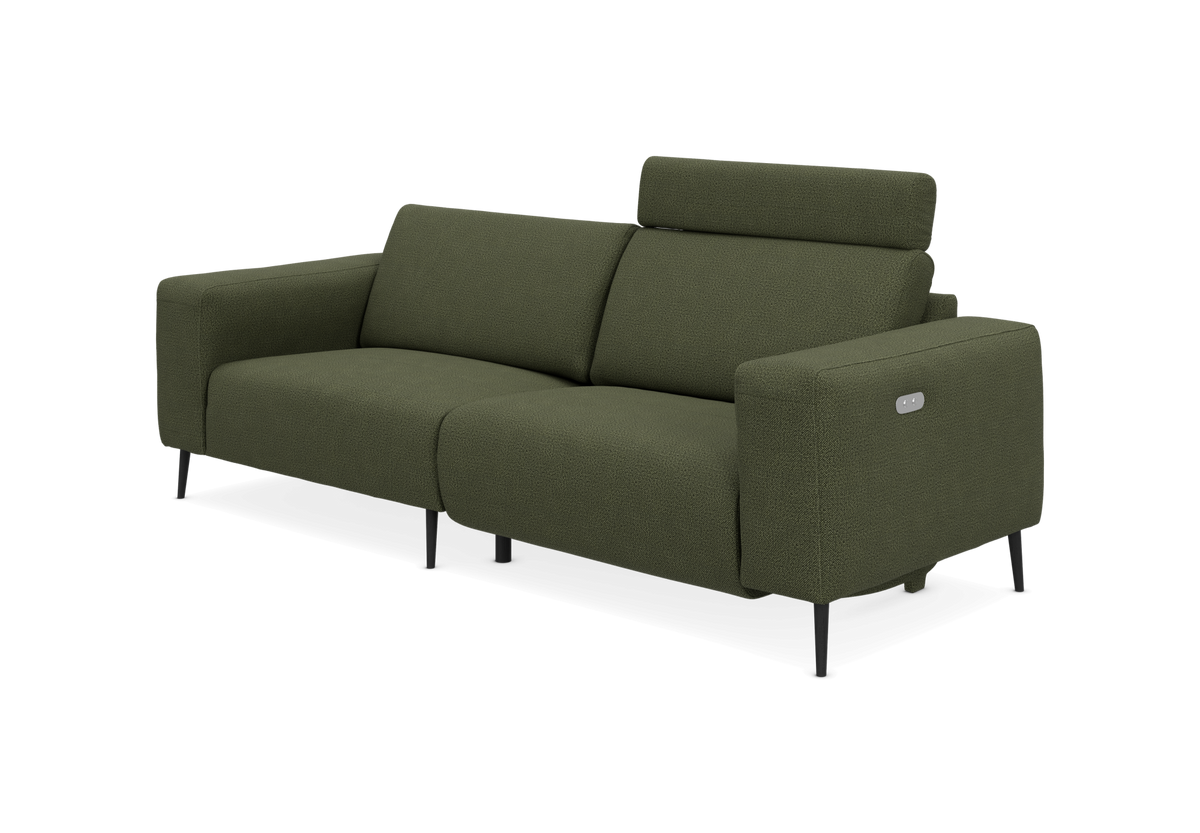 Olivengrøn 3-personers sofa med justerbart nakkestøtte, slanke sorte ben og kontrolknap på højre armlæn, vist i studie.
