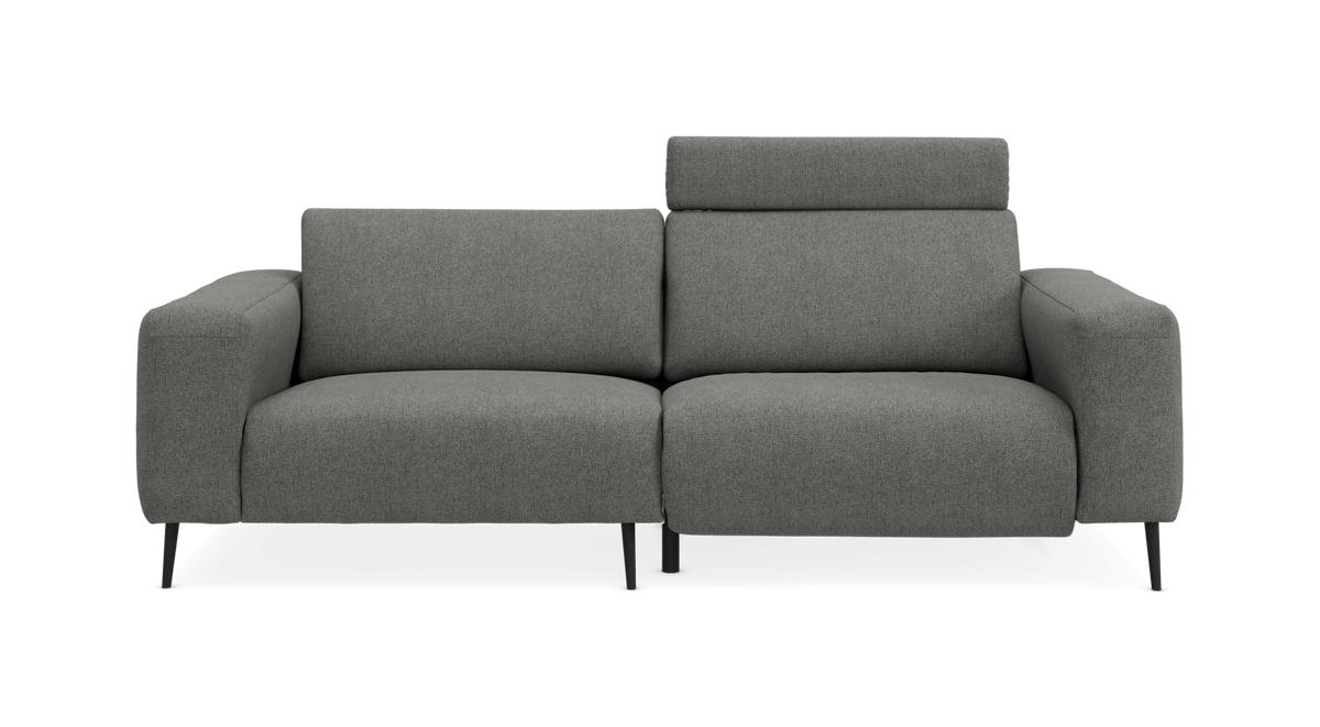 Grå 2-personers sofa med justerbar nakkestøtte, set forfra og fritlagt på hvid baggrund.