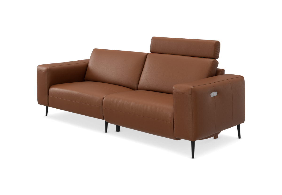 Brun lædersofa med justerbar nakkestøtte og slanke sorte ben, set skråt forfra.