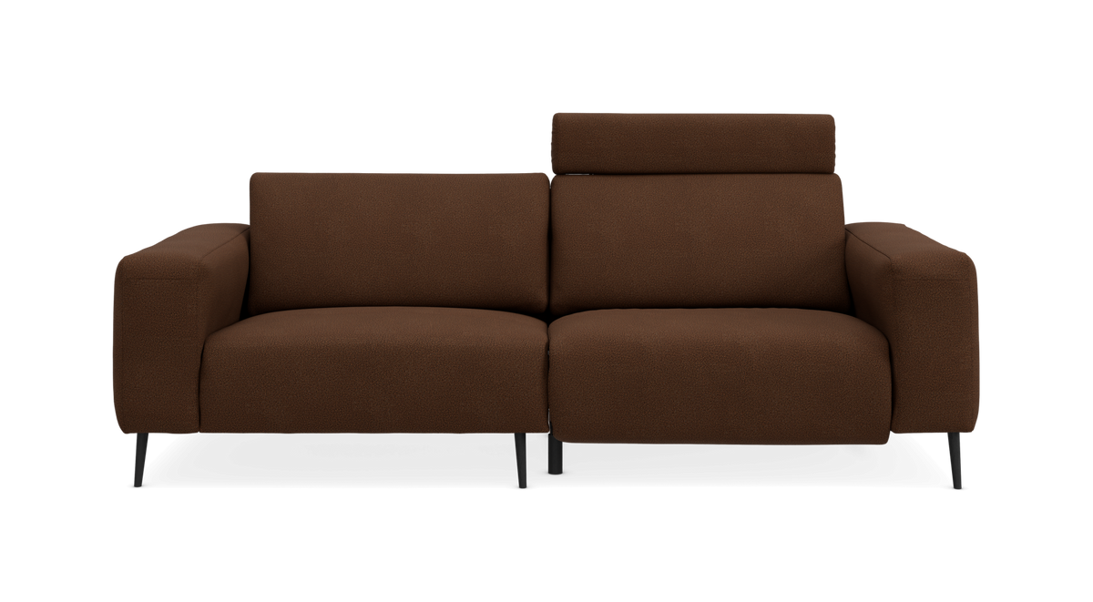 Brun 2-personers sofa med justerbart nakkestøtte på højre side, set forfra mod sort baggrund.
