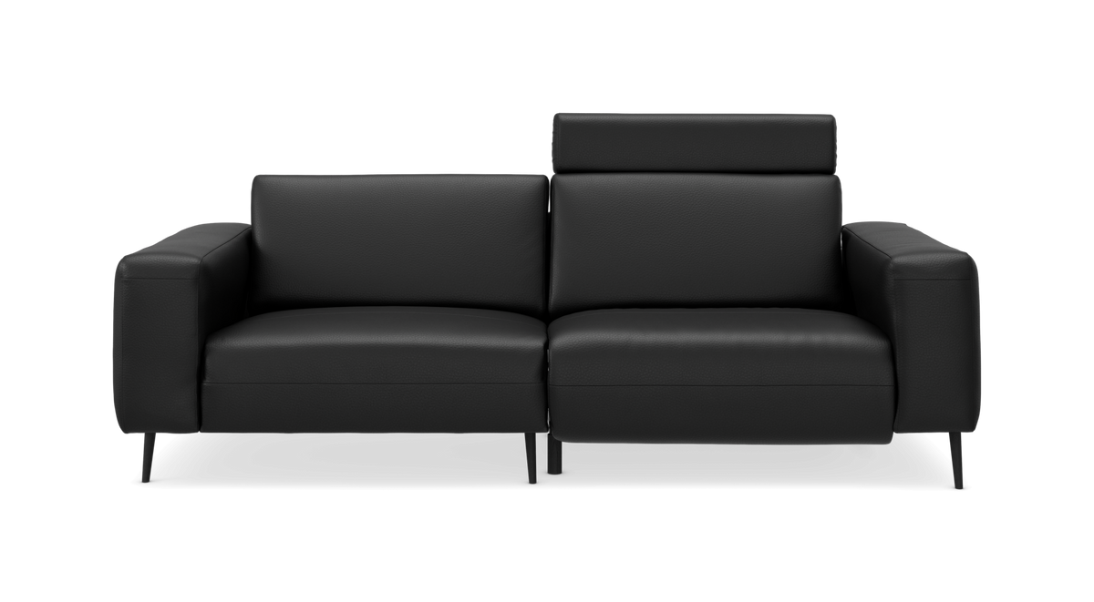 Sort 2-personers lædersofa med justerbar nakkestøtte på højre sæde, frilagt produktbillede forfra.