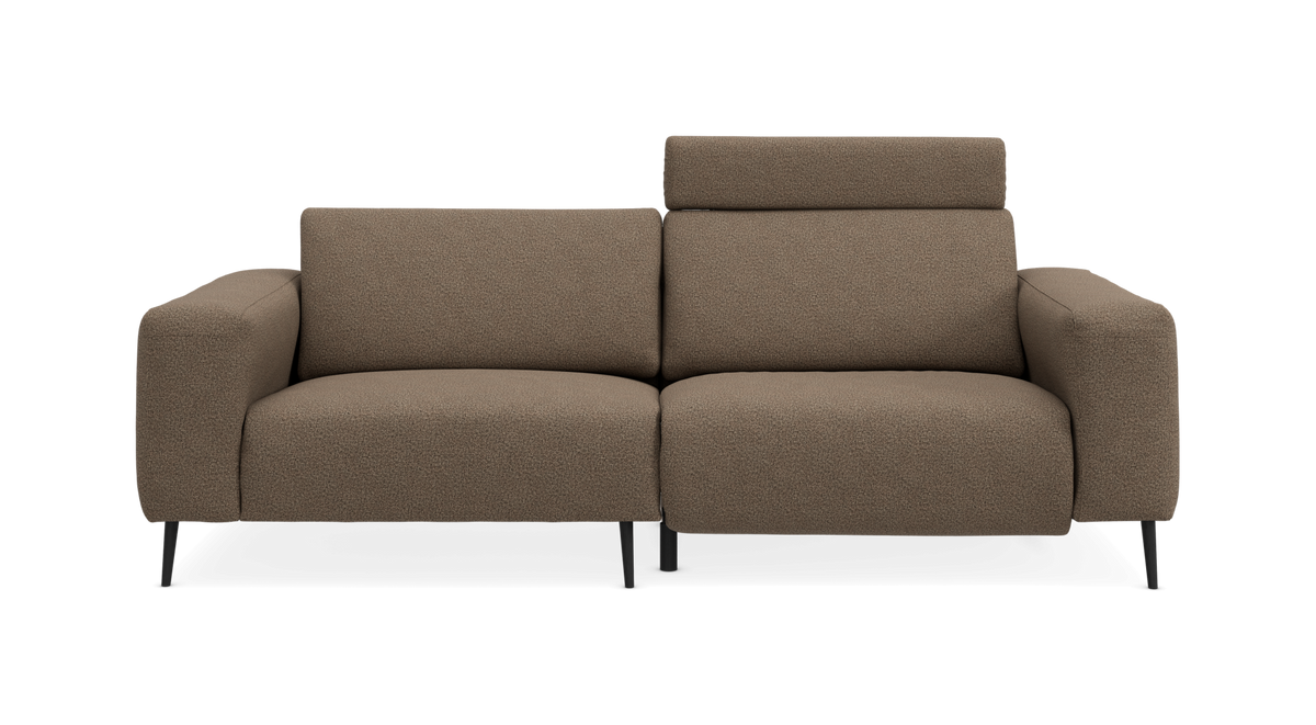 Brun 2-personers sofa med justerbart nakkestøtte og sorte ben, frontvisning.