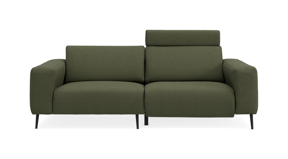 Grøn 2-personers sofa med opklappeligt nakkestøtte på højre side, fritlagt mod sort baggrund.