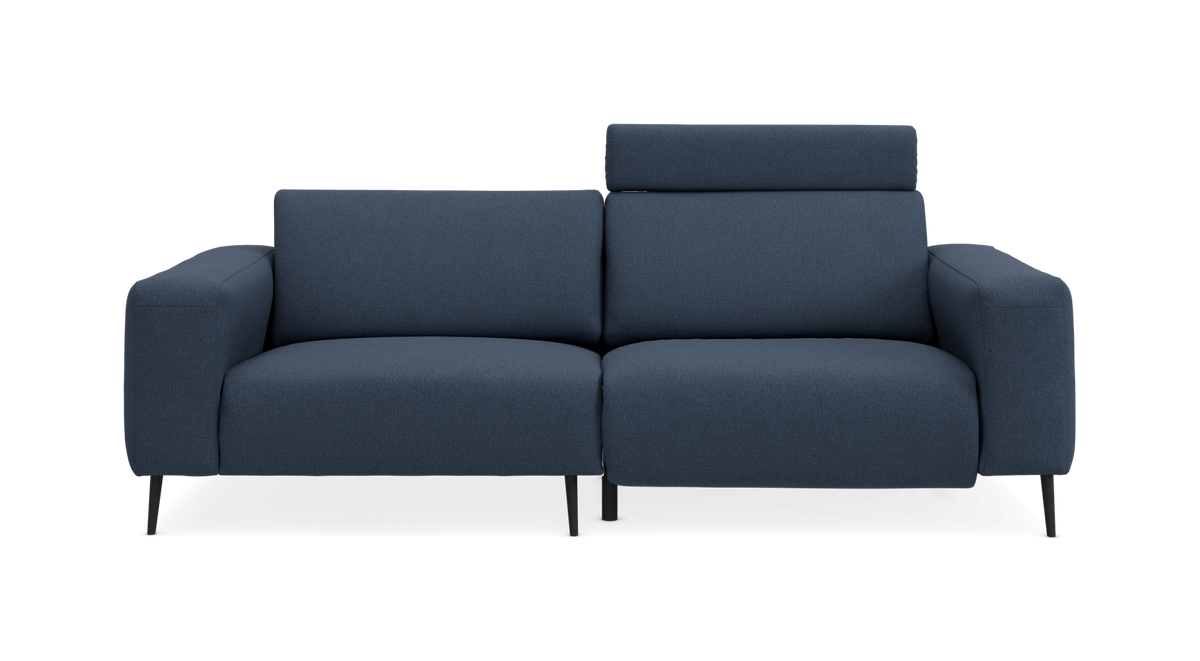 Blå 2-personers sofa med justerbar nakkestøtte, set forfra.