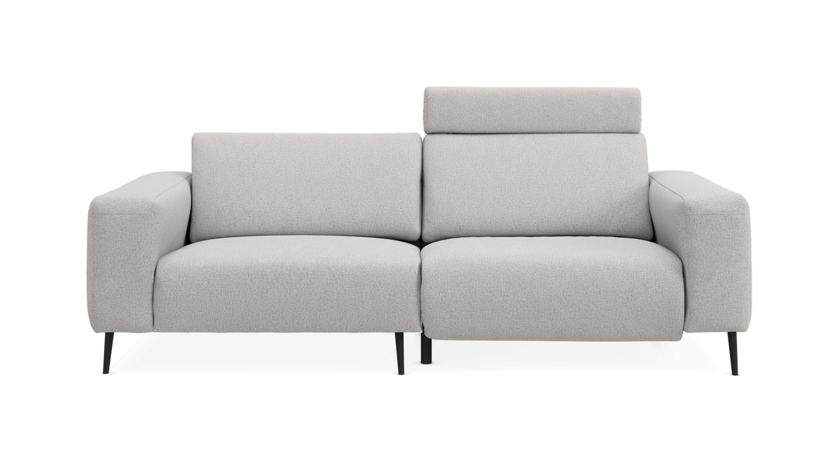 Lysegrå 2-personers sofa med justerbart nakkestøtte på højre side, frilagt på hvid baggrund.