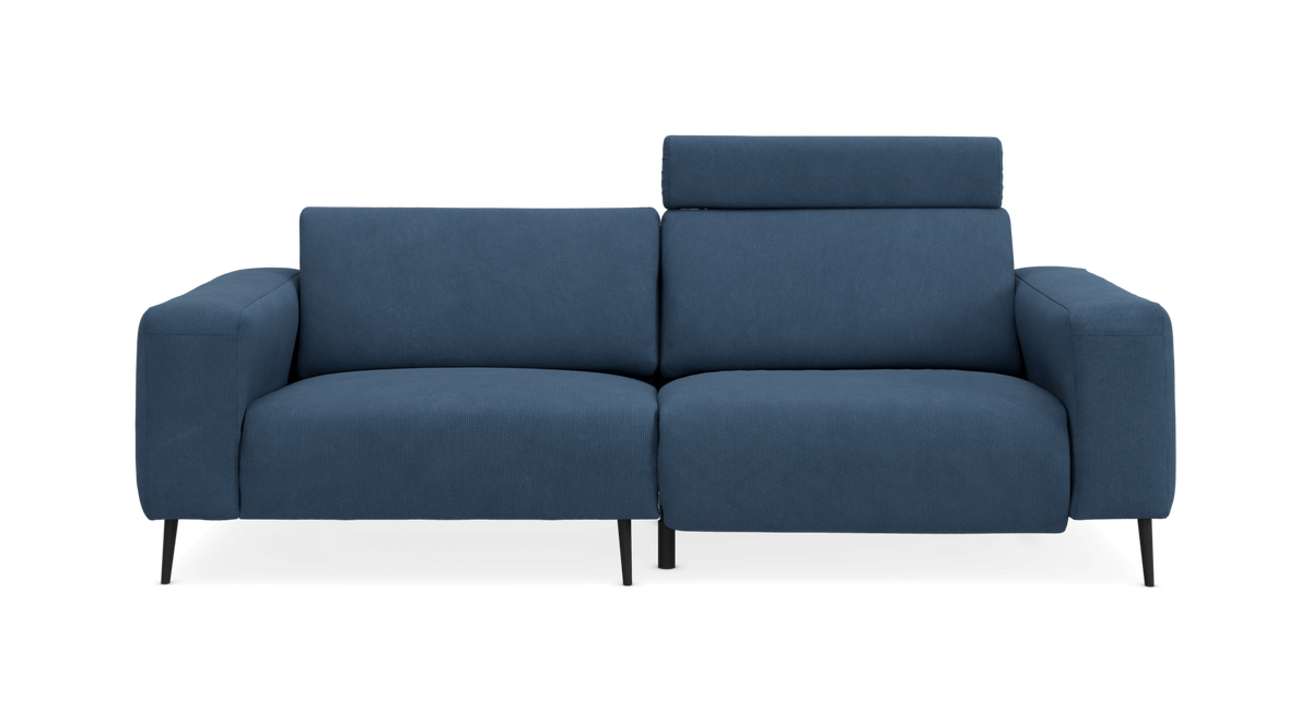 Blå 2-personers sofa med justerbart nakkestøtte i højre side, frilagt produktbillede forfra.