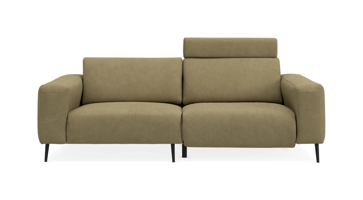 Olivengrøn 2-personers sofa med justerbart nakkestøtte på højre side og slanke sorte ben.