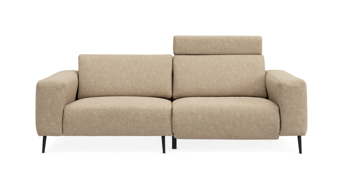 Beige 2-personers sofa med hævet, justerbar nakkestøtte i højre side og slanke sorte ben, set forfra.