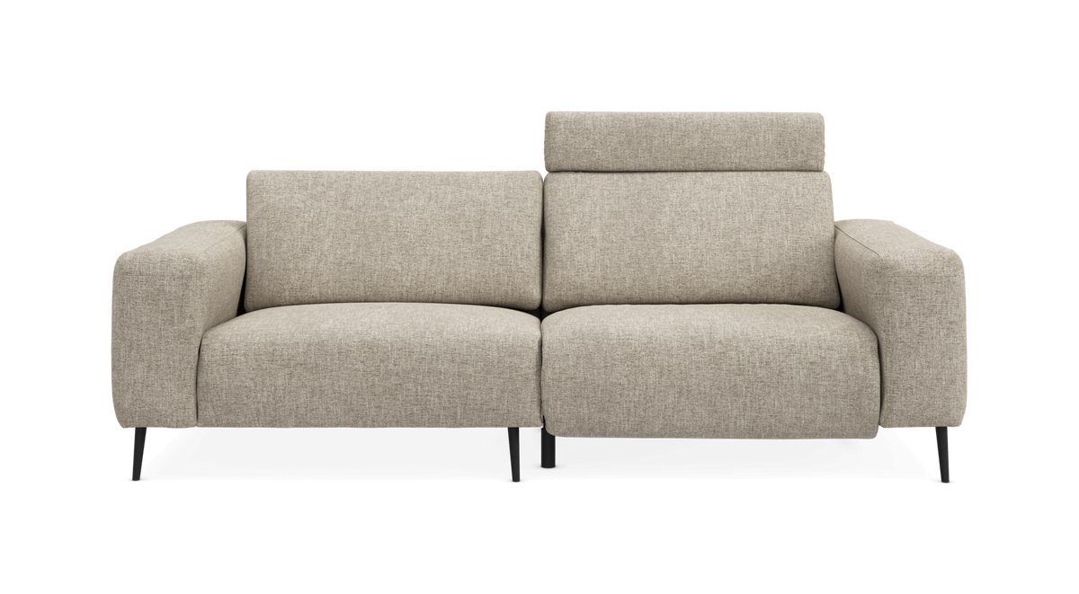Beige 2-personers sofa med justerbar nakkestøtte på højre sæde, set forfra.
