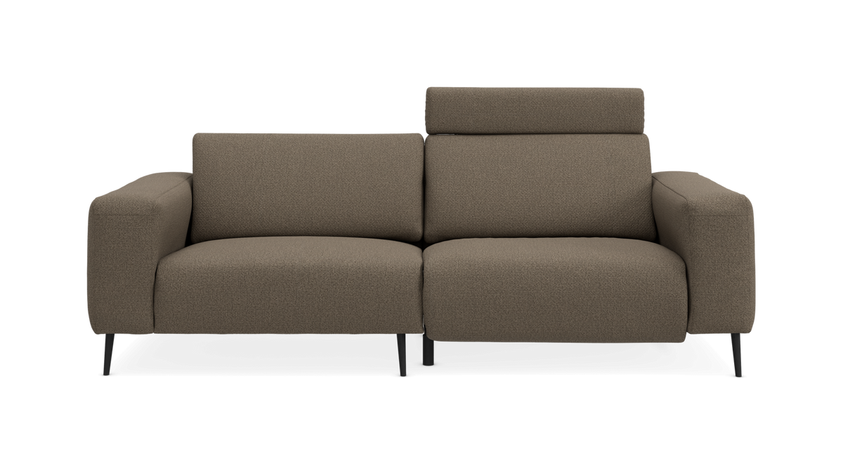 To-personers sofa i taupe med justerbart nakkestøtte på højre plads, frilagt produktbillede forfra.