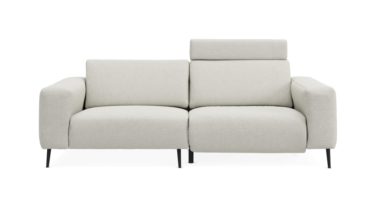 Forfra: lys beige 2-personers sofa med justerbart nakkestøtte, frilagt på hvid baggrund.